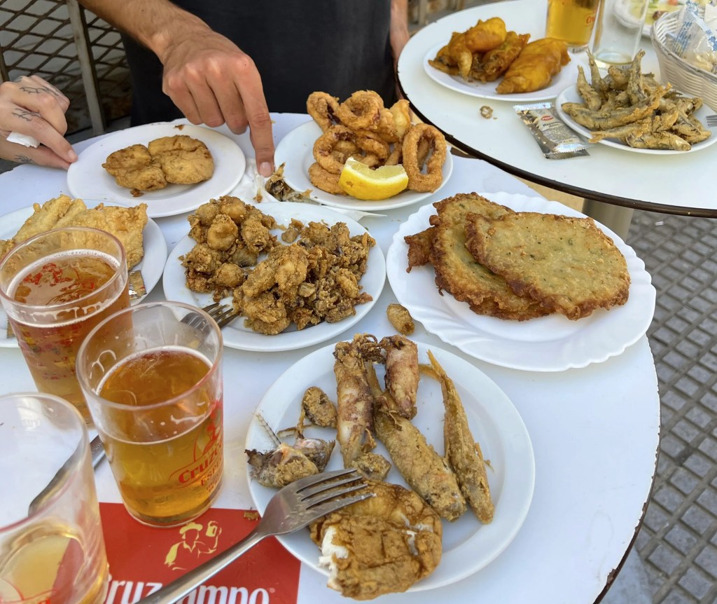 Imagen de platos variado de pescado frito